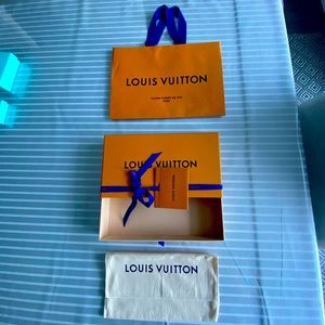 LOUIS VITTON - Gift bag, box and dust bag